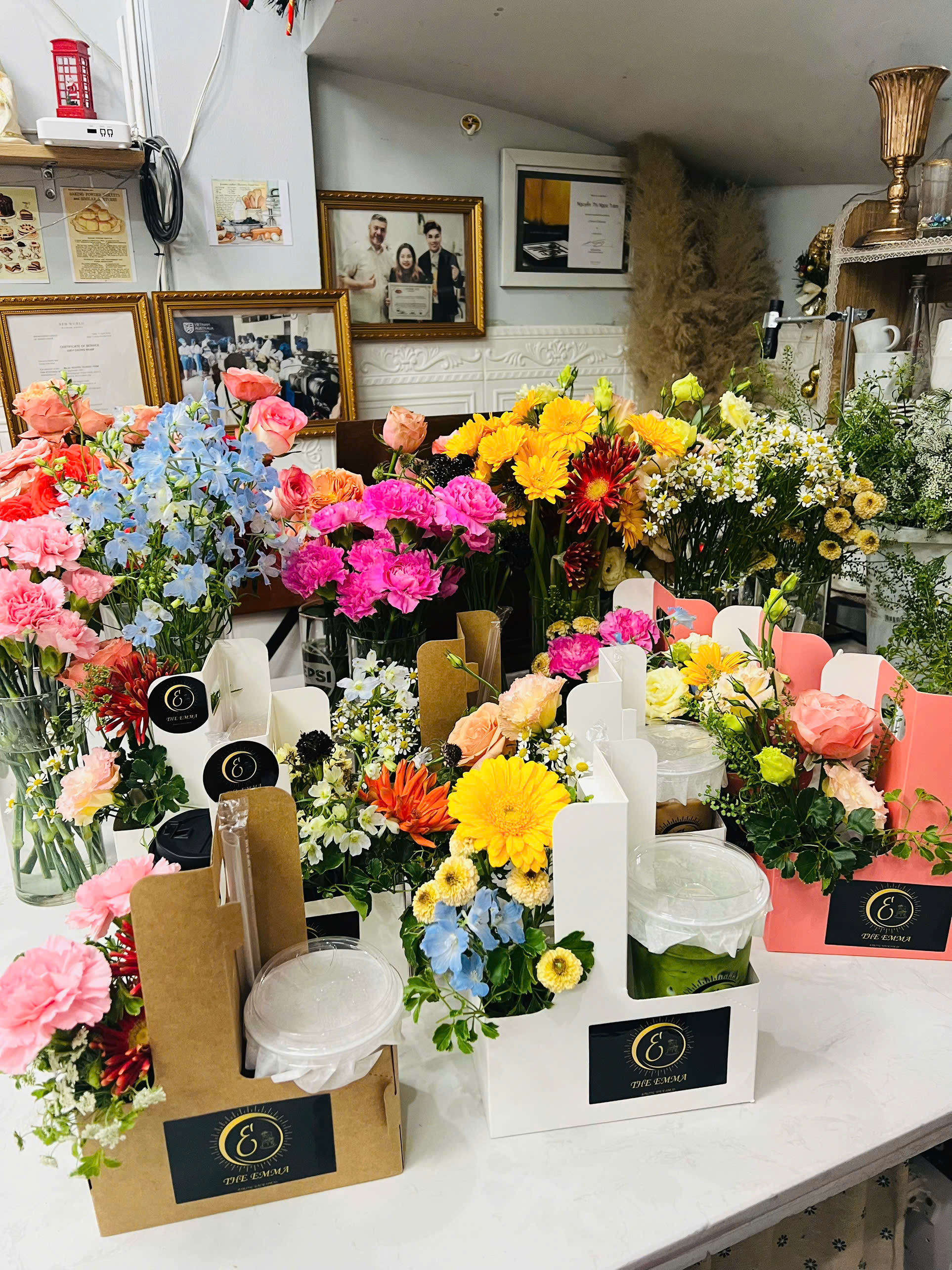 Hoa kèm bánh và nước